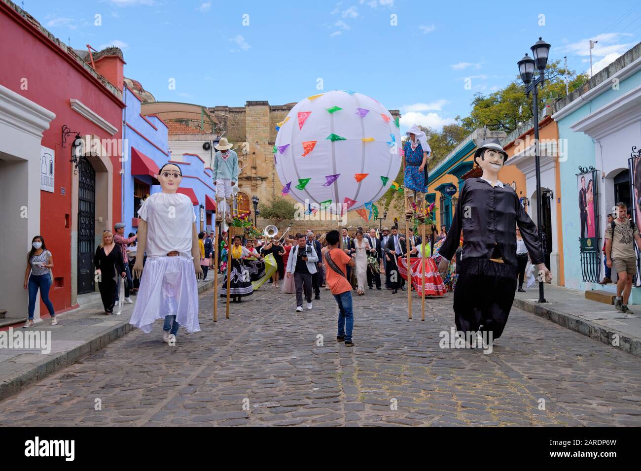 Traditionelle Hochzeitsfeier (Calenda de Bodas) auf den Straßen von Oaxaca, die von Marionetten mit der Darstellung von Brautpaar und Bräuchen geführt wird. Stockfoto