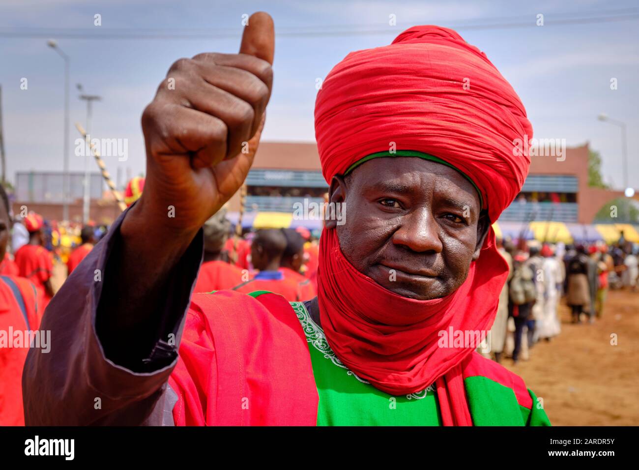 Mann mit einem sehr koloules Outfit, der bereit ist, an einer Durbar teilzunehmen. Eine Durbar ist eine Feier im Norden Nigerias, in der die Adligen der Gegend bezahlen Stockfoto