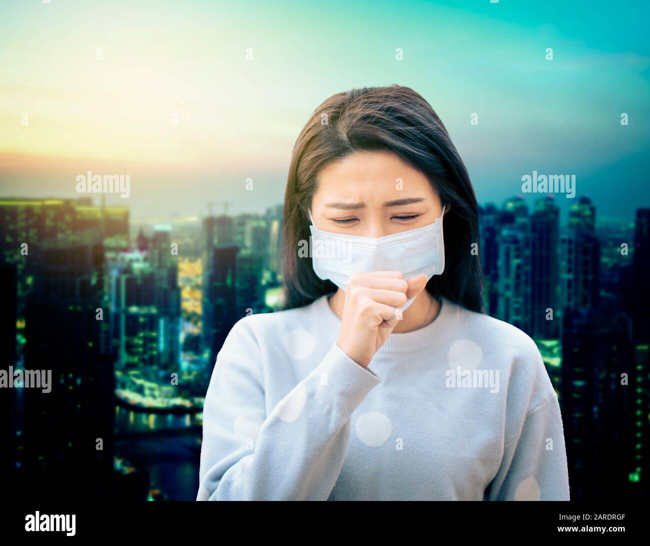 Asiatische Frauen leiden unter Husten mit Gesichtsmaskenschutz Stockfoto