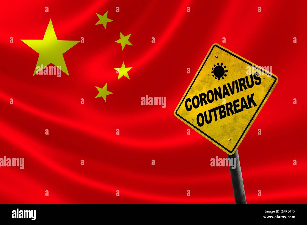 Warnschild zum Ausbruch des Coronavirus vor einer Flagge Chinas im Hintergrund. Stockfoto