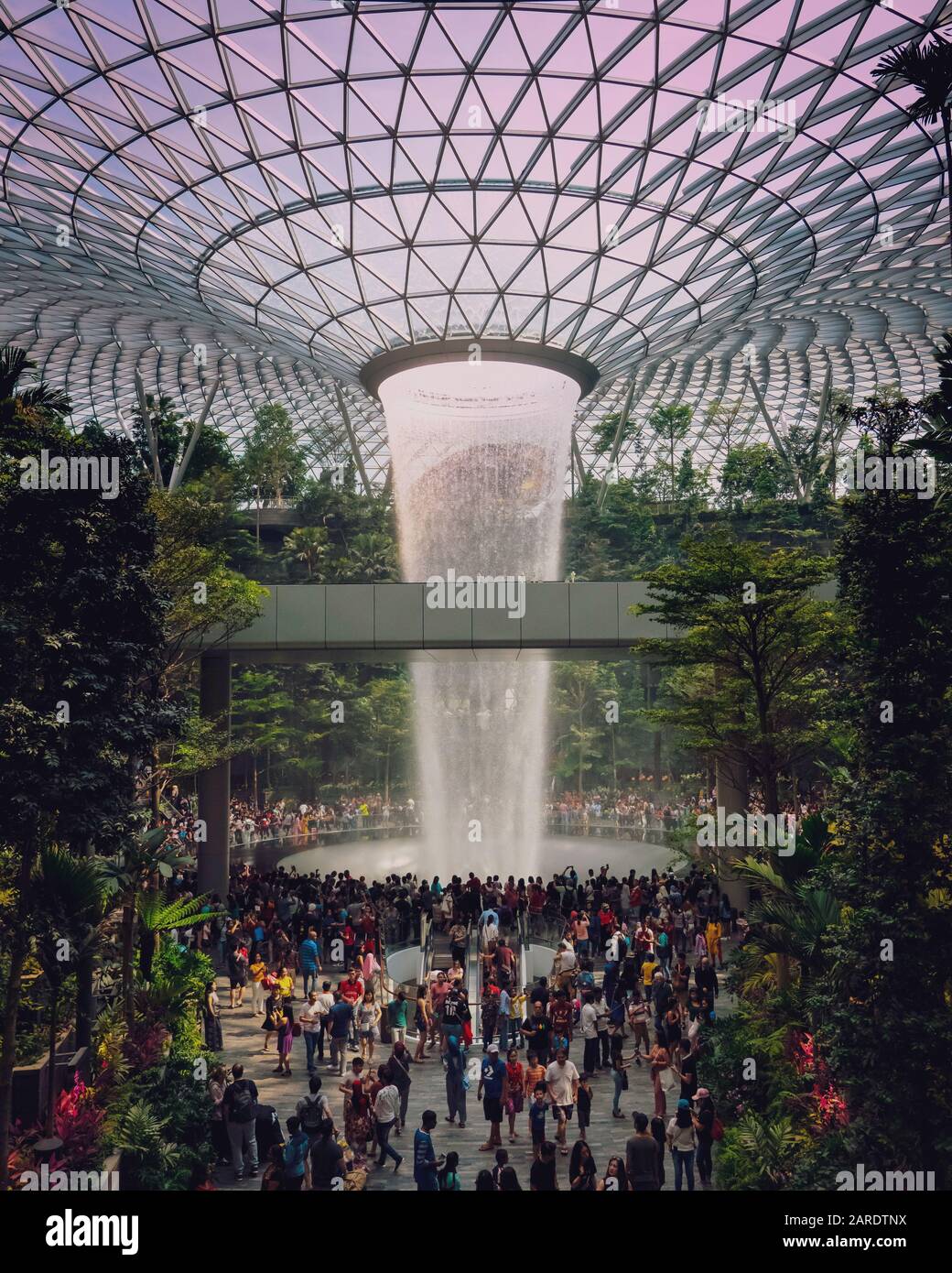 Der Flughafen Jewel Changi ist eine Mischnutzung am Flughafen Changi. Das Herzstück ist der höchste Wasserfall der Welt, der den Namen "Rain Vortex" trägt Stockfoto