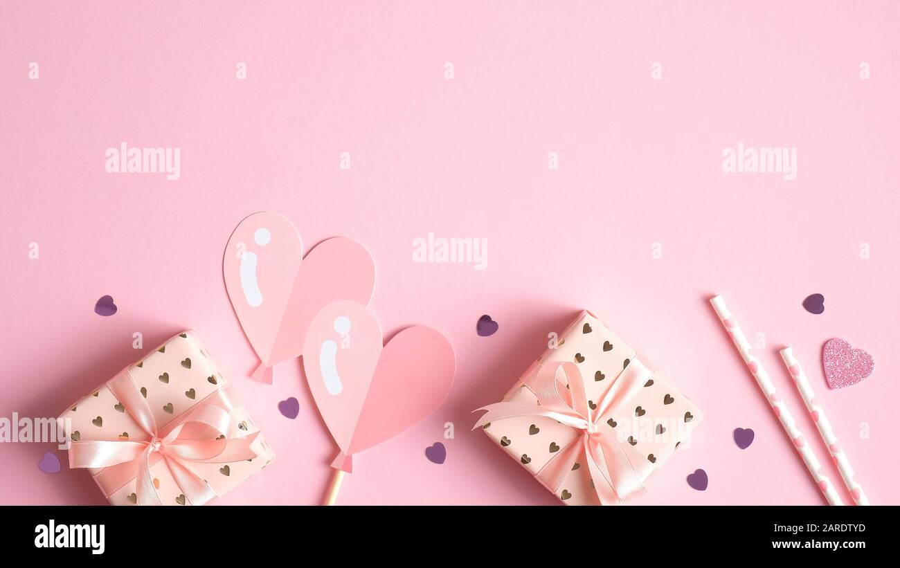 Happy Valentine's Day Banner-Vorlage. Rahmen der modernen Valentinsdekoration, Herzen und Geschenke. Kreatives Design für Partyeinladung, graus Stockfoto