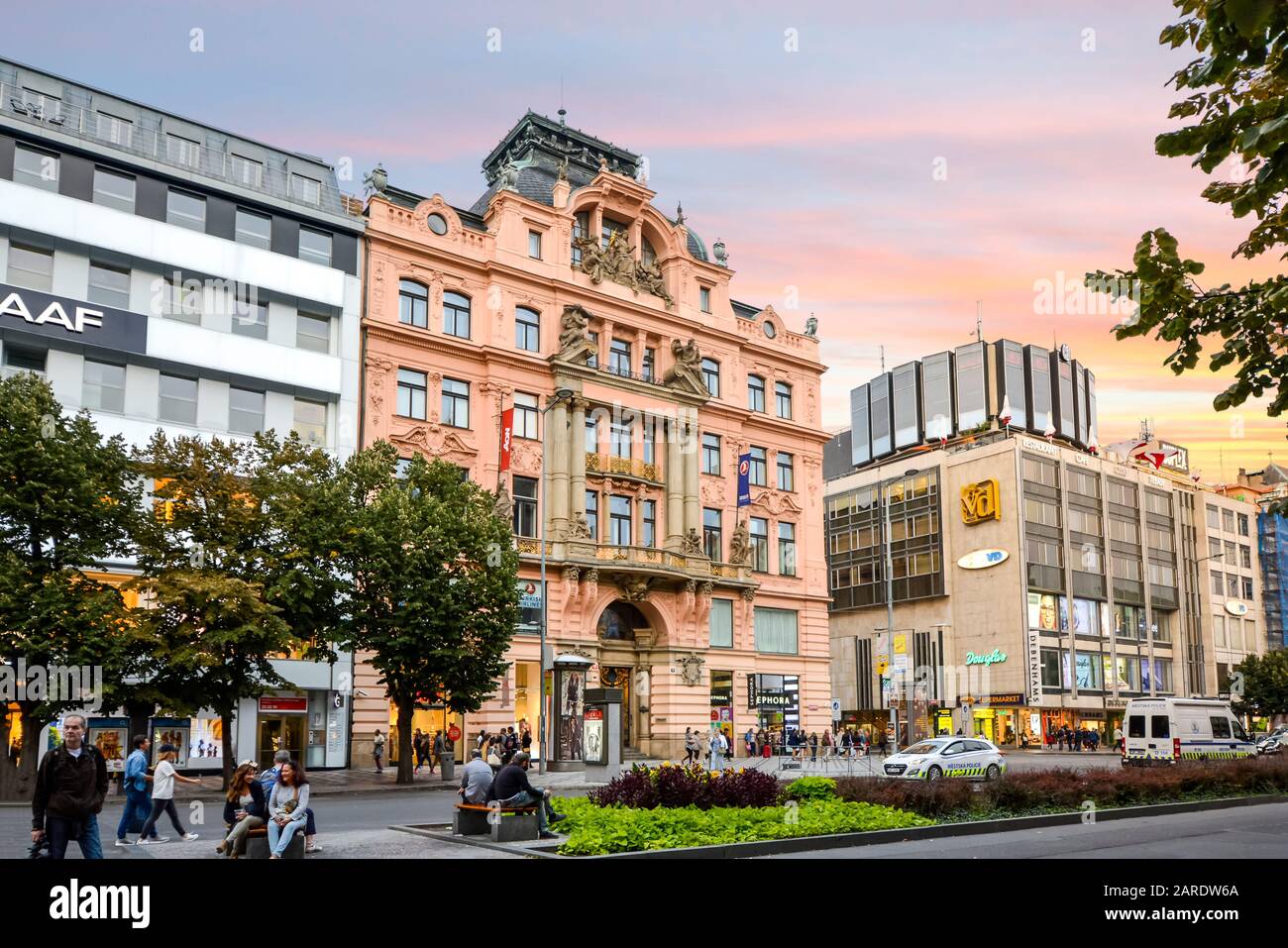 Das Generalgebäude Assicurazioni, das im Jahre 1896 auf dem Wenzelsplatz in Prag in Tschechien errichtet wurde, ein neoooooooooootisches Bürogebäude mit Sandsteinfassade. Stockfoto