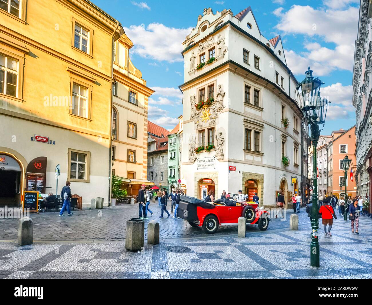 Ein bezauberndes malerisches Straßenbild und Oldtimer in einer bunten Gegend mit Geschäften, Hotels und Cafés in der Prager Altstadt, Tschechien. Stockfoto