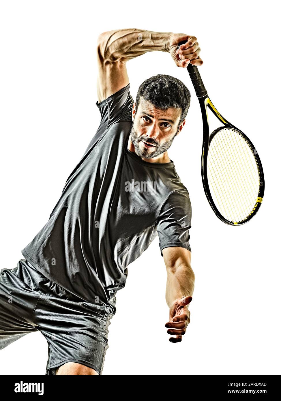 Ein kaukasischer, reifer Tennisspieler, der die Vorderansicht im Studio vorhat, isoliert auf weißem Hintergrund Stockfoto