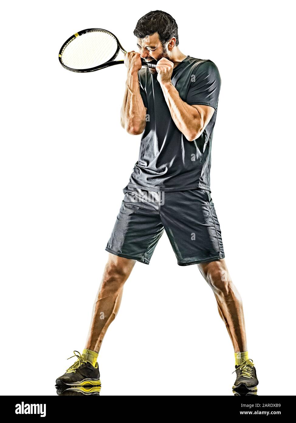 Ein kaukasischer, reifer Tennisprofi, der im Studio entsetzlich verlor, isoliert auf weißem Hintergrund Stockfoto