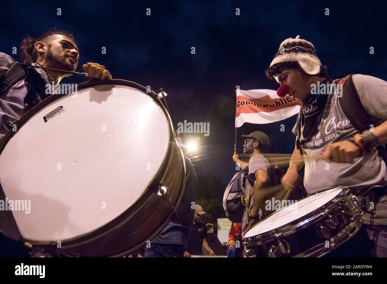 Junge Studenten, die Schlagzeug spielen.Halloween march fand am 31. Oktober 2018 statt. Die Studentenbewegung forderte eine größere Investition des Staates in kolumbianische PU Stockfoto