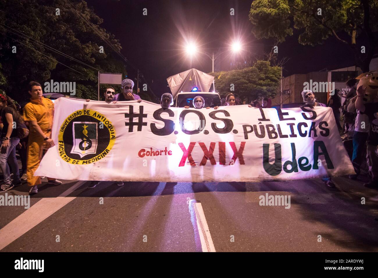 Halloween march fand am 31. Oktober 2018 statt. Die Studentenbewegung forderte eine größere Investition des Staates in die staatlichen kolumbianischen Universitäten und beruft sich ein Stockfoto
