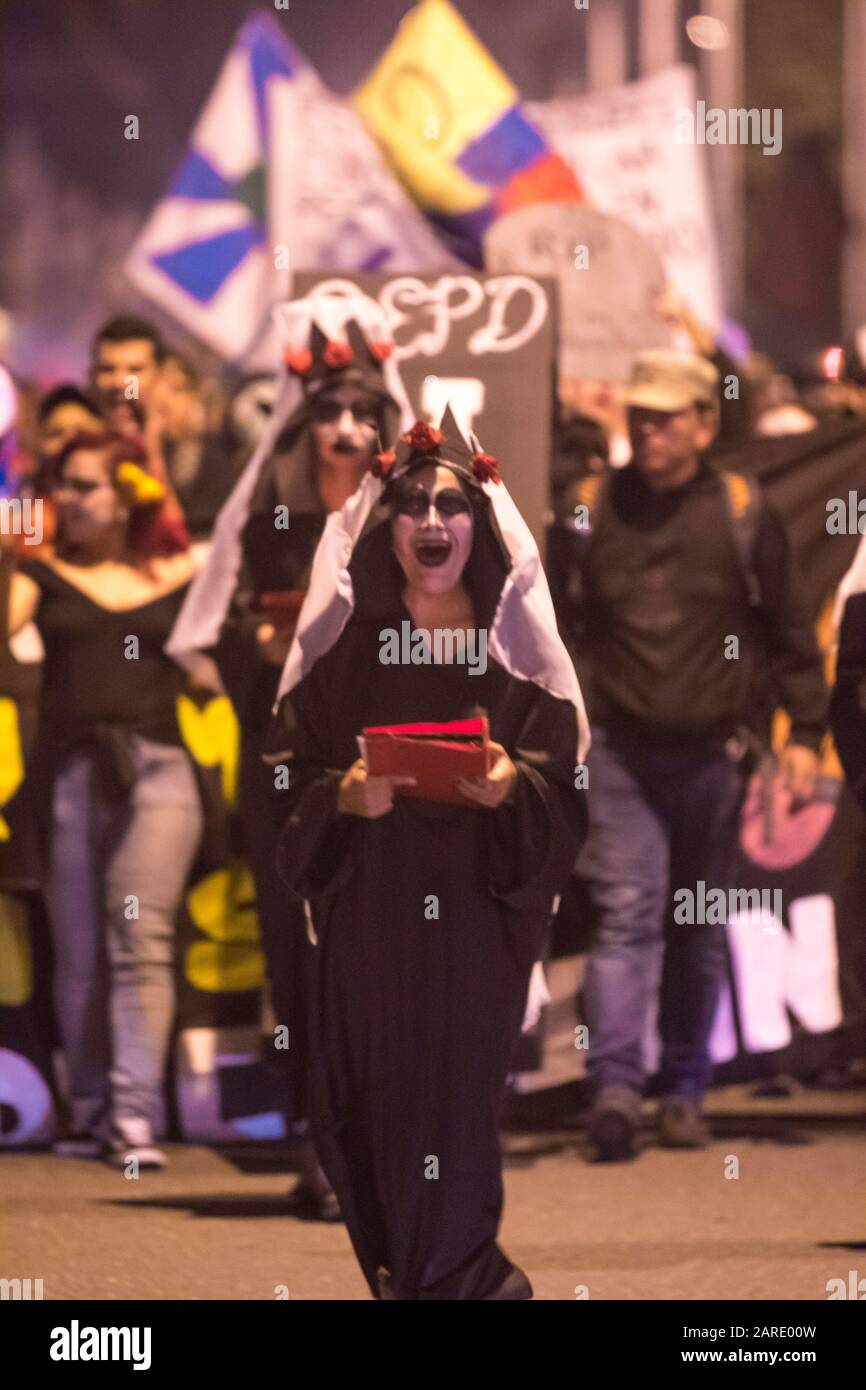 Halloween march fand am 31. Oktober 2018 statt. Die Studentenbewegung forderte eine größere Investition des Staates in die staatlichen kolumbianischen Universitäten und beruft sich ein Stockfoto