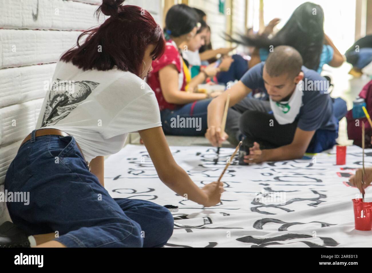 Studenten der Universität Antioquia bereiten Paradebanner für den märz des 10. Oktober 2018 vor.Die Studentenbewegung forderte eine größere Investition Stockfoto