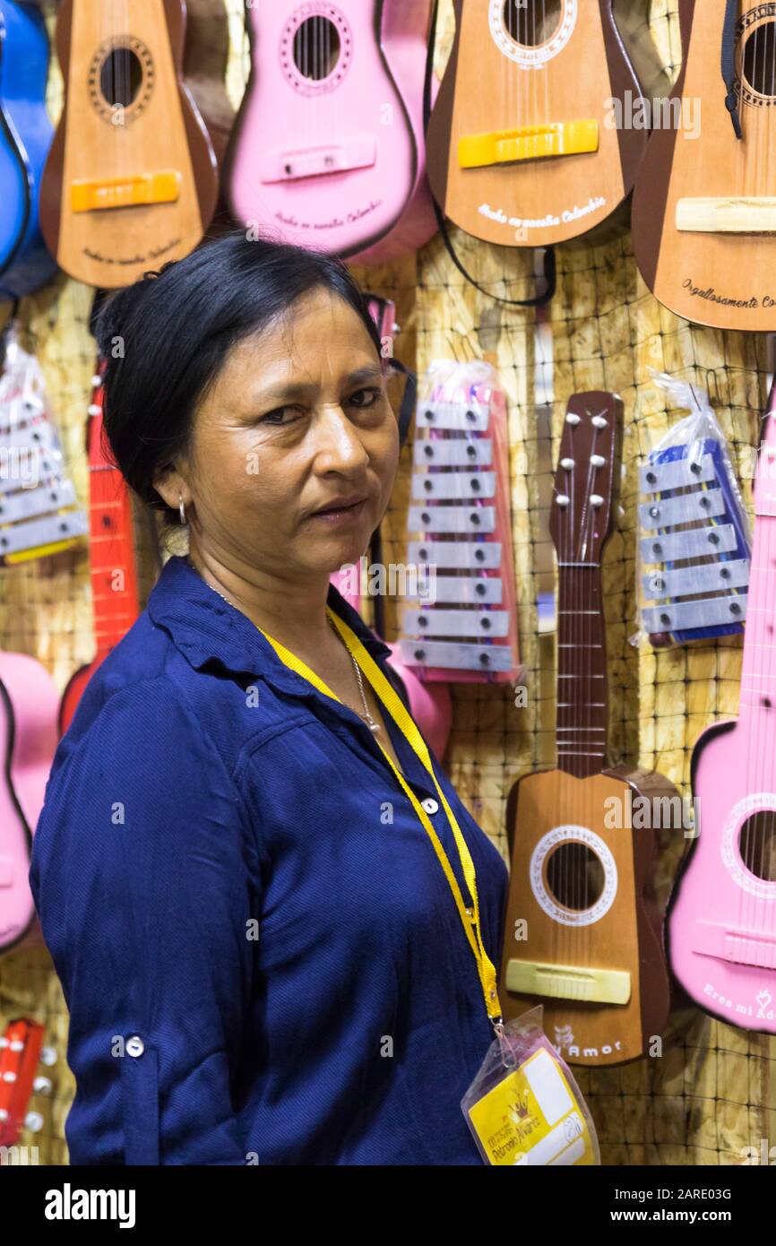 Kolumbianische indigene Frau, die Spielzeuginstrumente verkauft. Das Petronio Alvarez Festival isl widmet sich der Kultur, Folklore und der Tradition der Afro-abhängigen Stockfoto