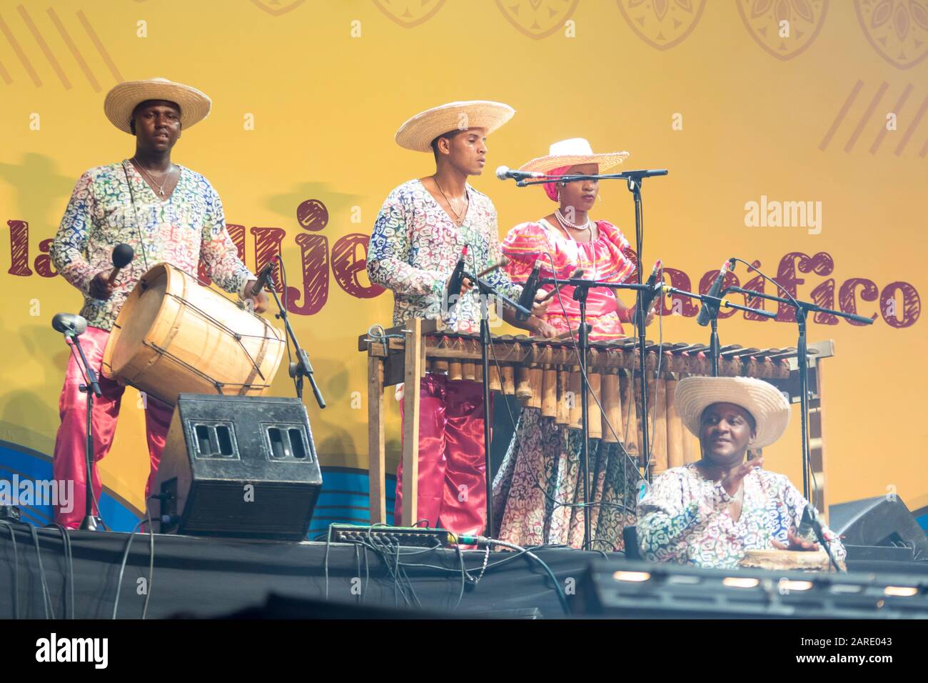 Traditionelles Musikensemble aus dem kolumbianischen Pazifikraum. Marimba, bombo und cununo. Das Petronio Alvarez Festival widmet sich der Kultur, ol Stockfoto