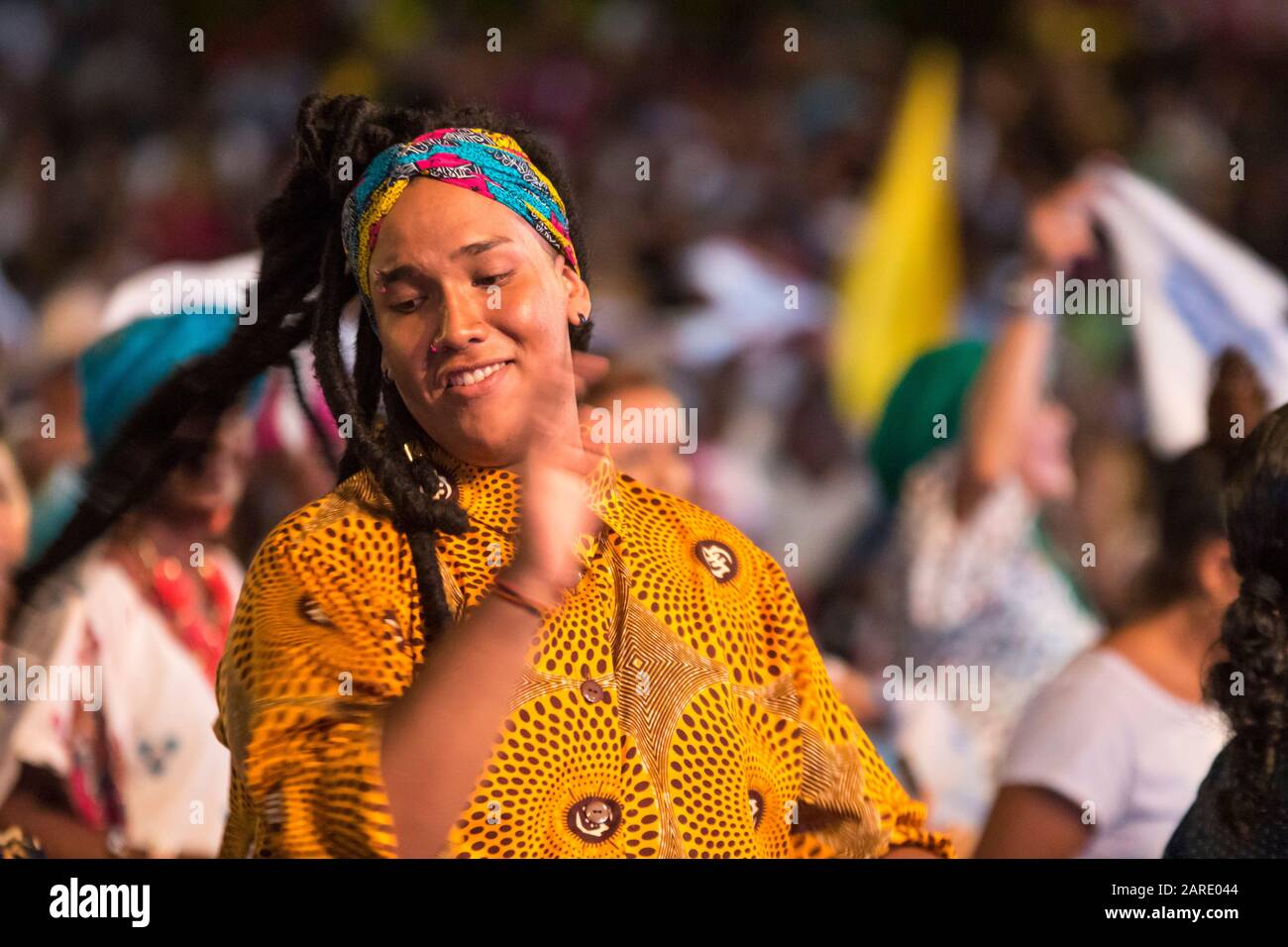 Afro-kolumbianische Menschen tanzen, singen und genießen während eines Konzerts traditioneller Musik des kolumbianischen Pazifiks.The Petronio Alvarez Festival isl d Stockfoto