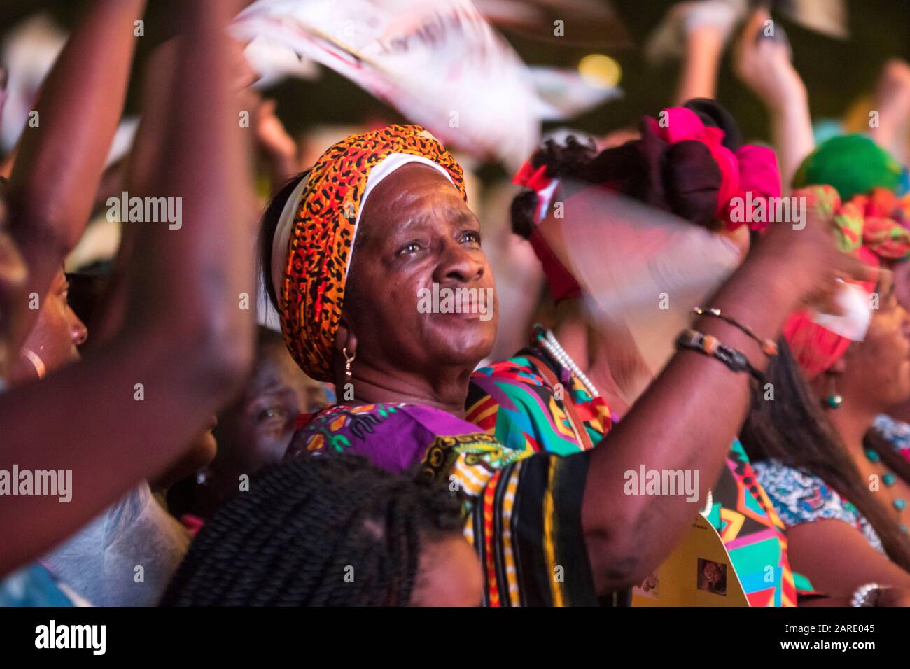 Afro-kolumbianische Menschen tanzen, singen und genießen während eines Konzerts traditioneller Musik des kolumbianischen Pazifiks.The Petronio Alvarez Festival isl d Stockfoto