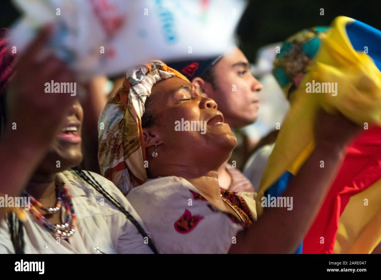 Afro-kolumbianische Menschen tanzen, singen und genießen während eines Konzerts traditioneller Musik des kolumbianischen Pazifiks.The Petronio Alvarez Festival isl d Stockfoto