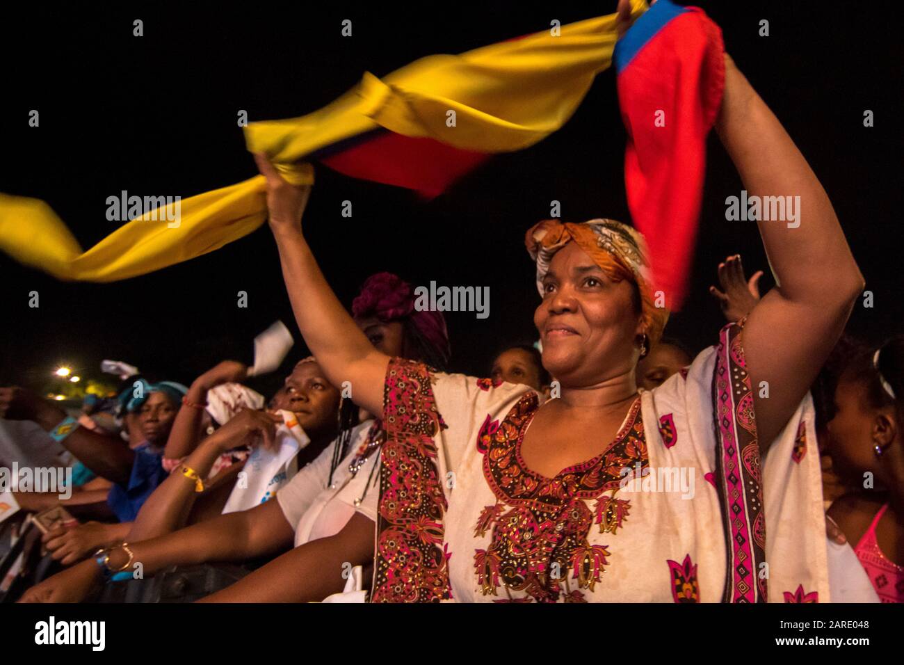 Afro-kolumbianische Menschen tanzen, singen und genießen während eines Konzerts traditioneller Musik des kolumbianischen Pazifiks.The Petronio Alvarez Festival isl d Stockfoto