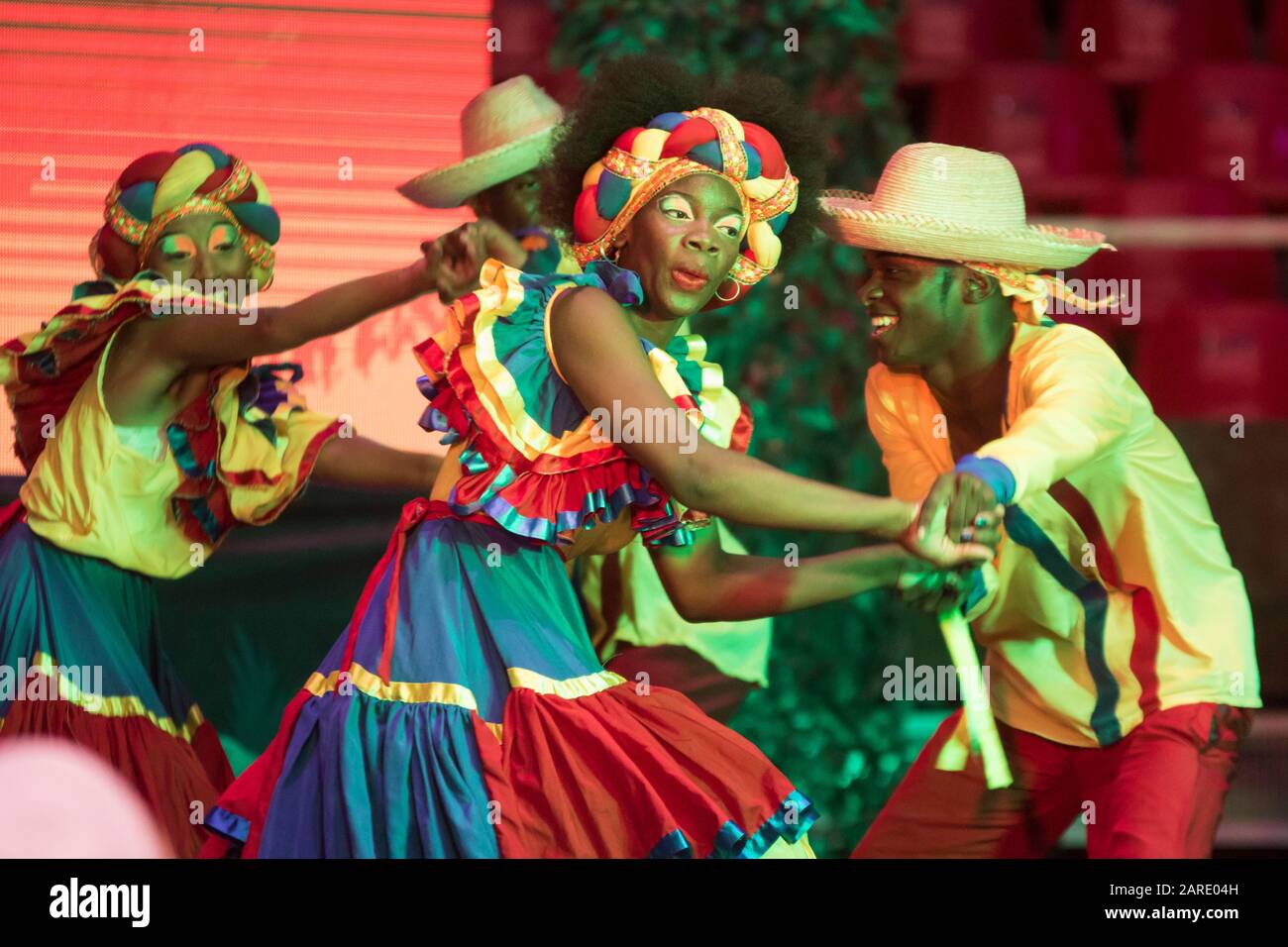 Junge Afro-Kolumbianer tanzen traditionelle Tänze aus dem kolumbianischen Pazifikraum.Das Petronio Alvarez Festival widmet sich der Kultur, Folklor Stockfoto