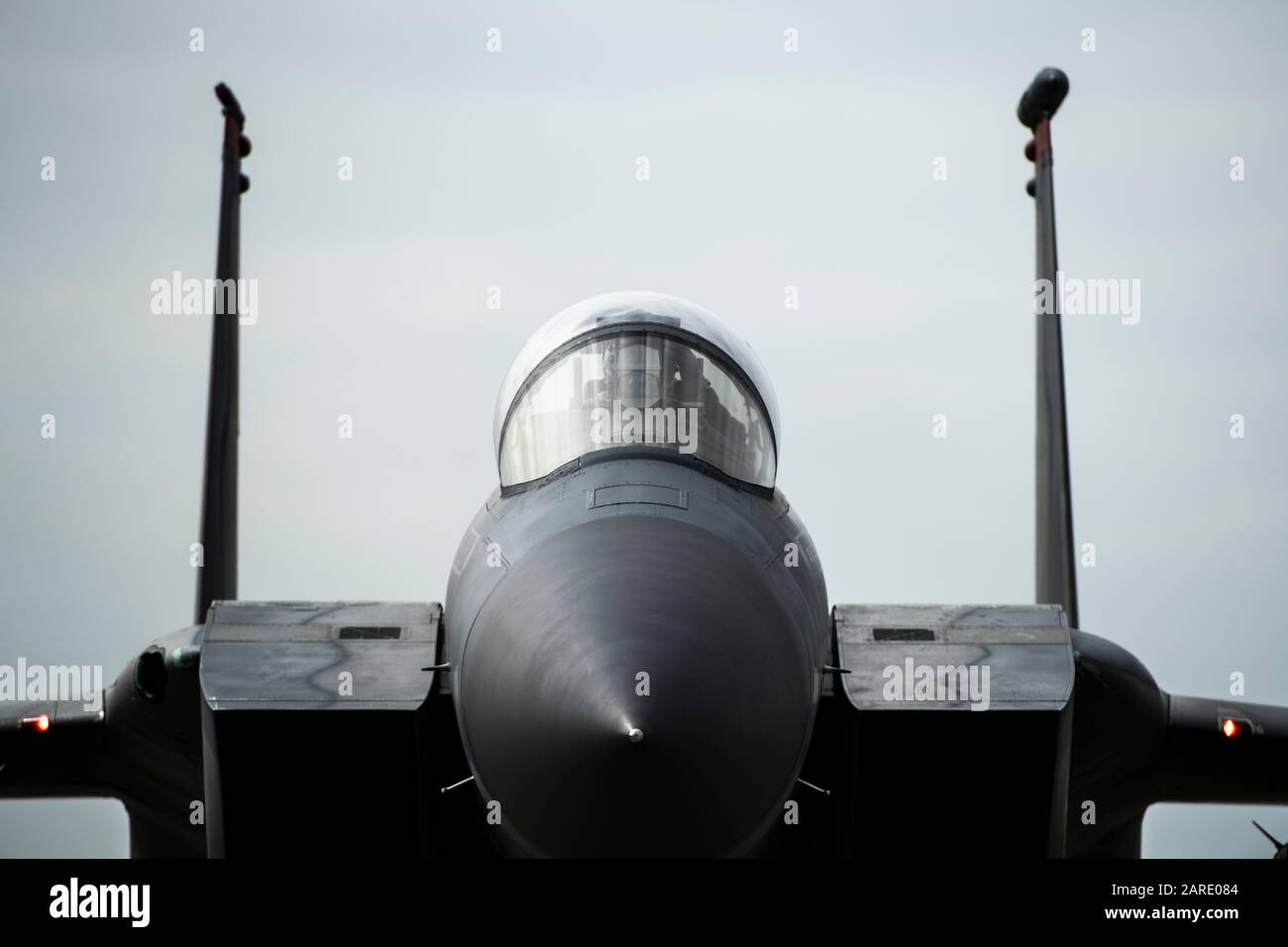 Ein 67. Kampffluggeschwader F-15C Eagle kehrt während Der Übung Westpac Rumrunner auf der Kadena Air Base, Japan, 10. Januar 2020 von einem Sortie zurück. Westpac Rumrunner ist eine 18. Übung, Die Sich der Umsetzung agiler Kampfflugsche-Konzepte widmet, um die Bereitschaft zu gewährleisten, Partner, Verbündete und US-Interessen in der Region zu verteidigen. (USA Air Force Foto von Mitarbeiter Sgt. Peter Reft) Stockfoto