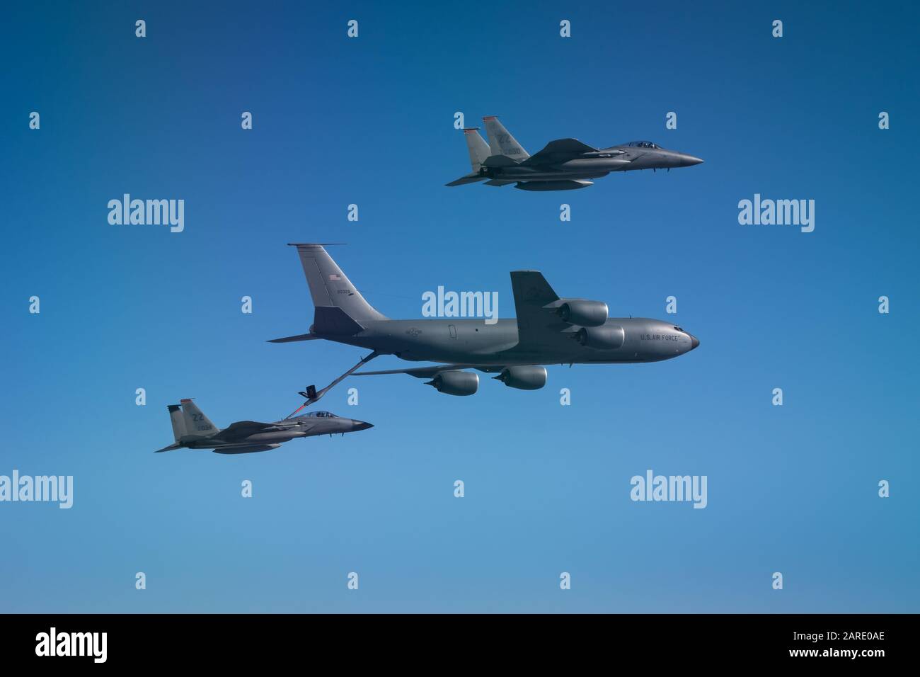 Zwei F-15C Eagles der 67. Fighter Squadron tanken mit einem KC-135 Stratotanker der 909th Air Refueling Squadron, 10. Januar 2020, während Der Übung Westpac Rumrunner von der Kadena Air Base, Japan. Übungen wie Rumrunner nutzen agile Kampfflugsche-Konzepte, um sicherzustellen, dass die nach vorne eingesetzten Kräfte bereit sind, Partner, Verbündete und US-Interessen zu schützen und zu verteidigen. (USA Luftwaffenfoto von Senior Airman Matthew Seefeldt) Stockfoto