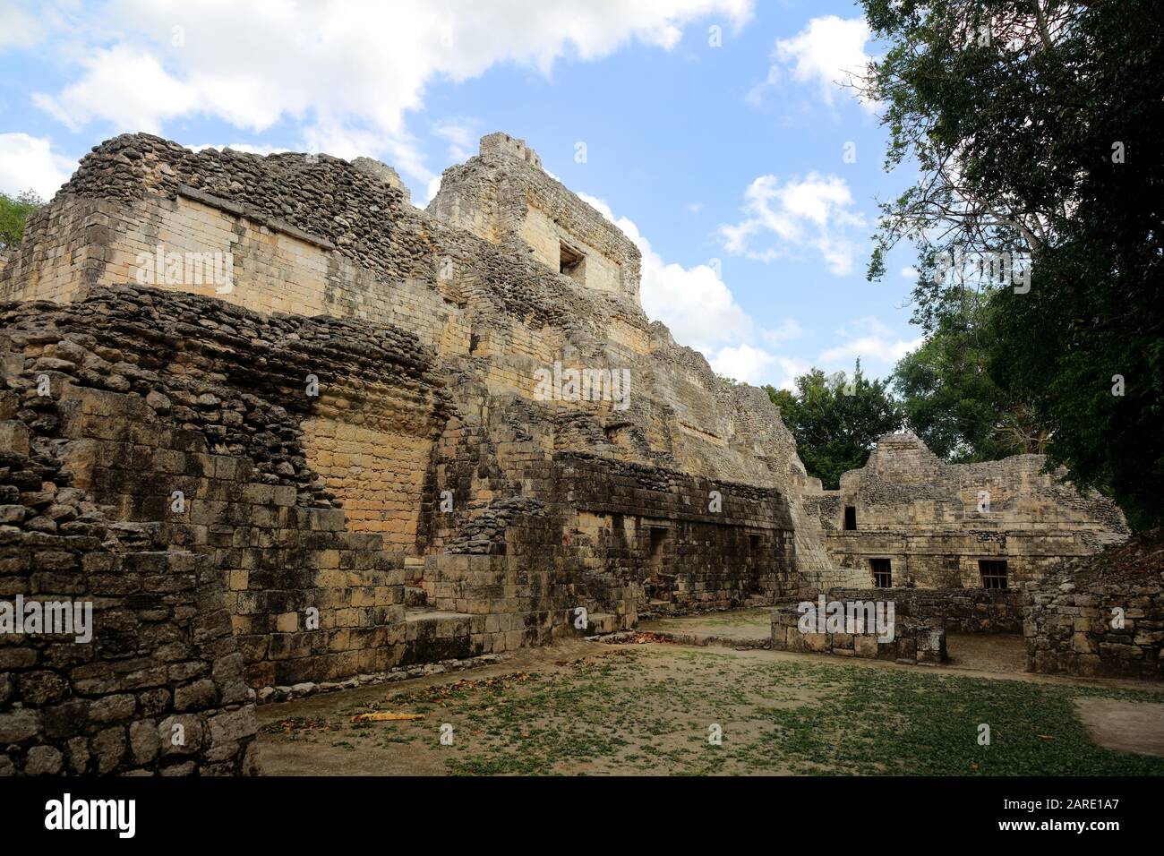 Der hintere Teil der Struktur-X-Stufenpyramide in der alten Maya-Stadt Becan, Mexiko, zeigt eine Vielzahl von Ebenen und Räumen unter einem blassen Blau Stockfoto