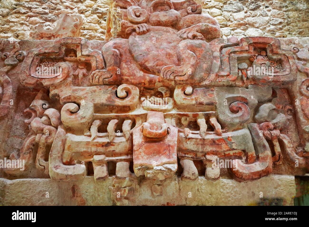 Eine Darstellung des Affengottes durchkracht auf einer Maske eines drachenartigen gottes in einem stuckierten Fries in der Struktur I Tempel der antiken Maya-Stadt von Stockfoto