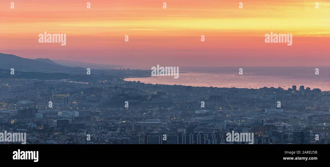 Barcelona Spanien, Luftbild Sonnenaufgang Skyline der Stadt im Stadtzentrum und Hafen von Barcelona Stockfoto