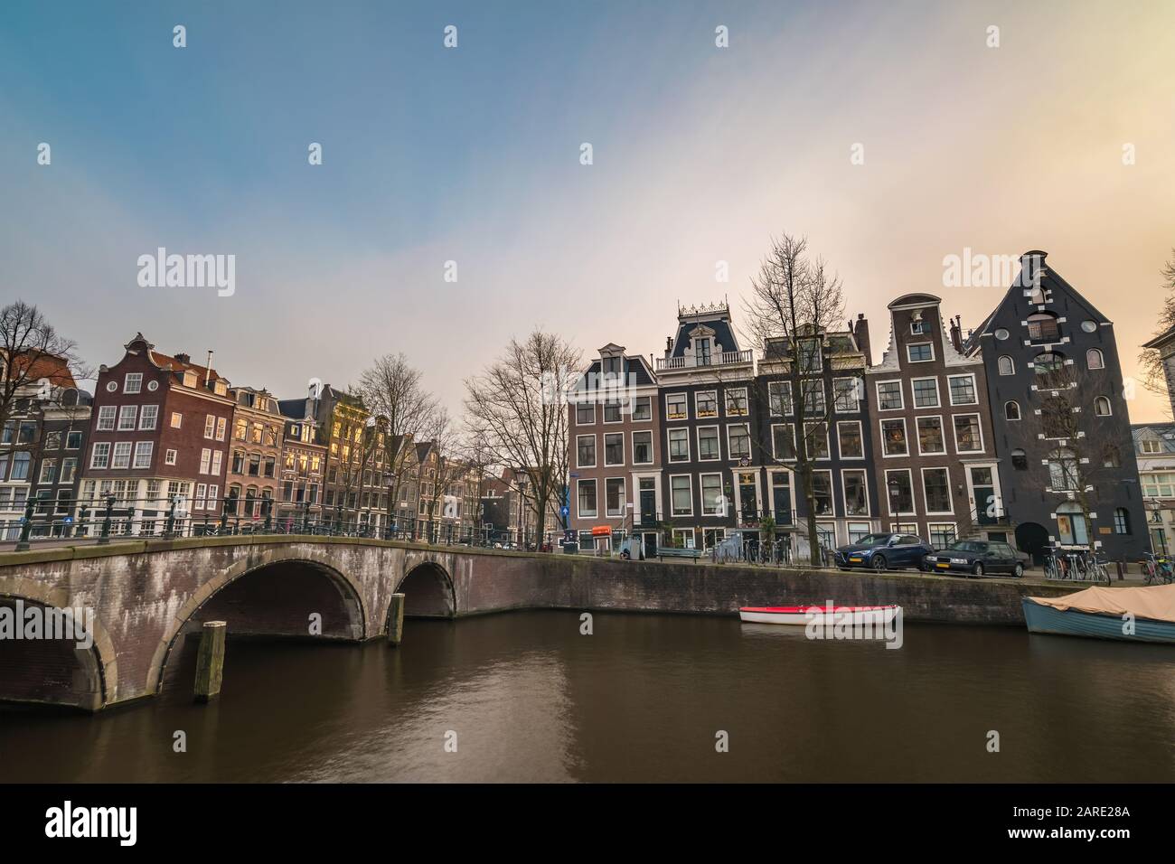 Amsterdam Niederlande, Skyline der Stadt am Ufer des Kanals und Brücke mit traditionellem Haus Stockfoto