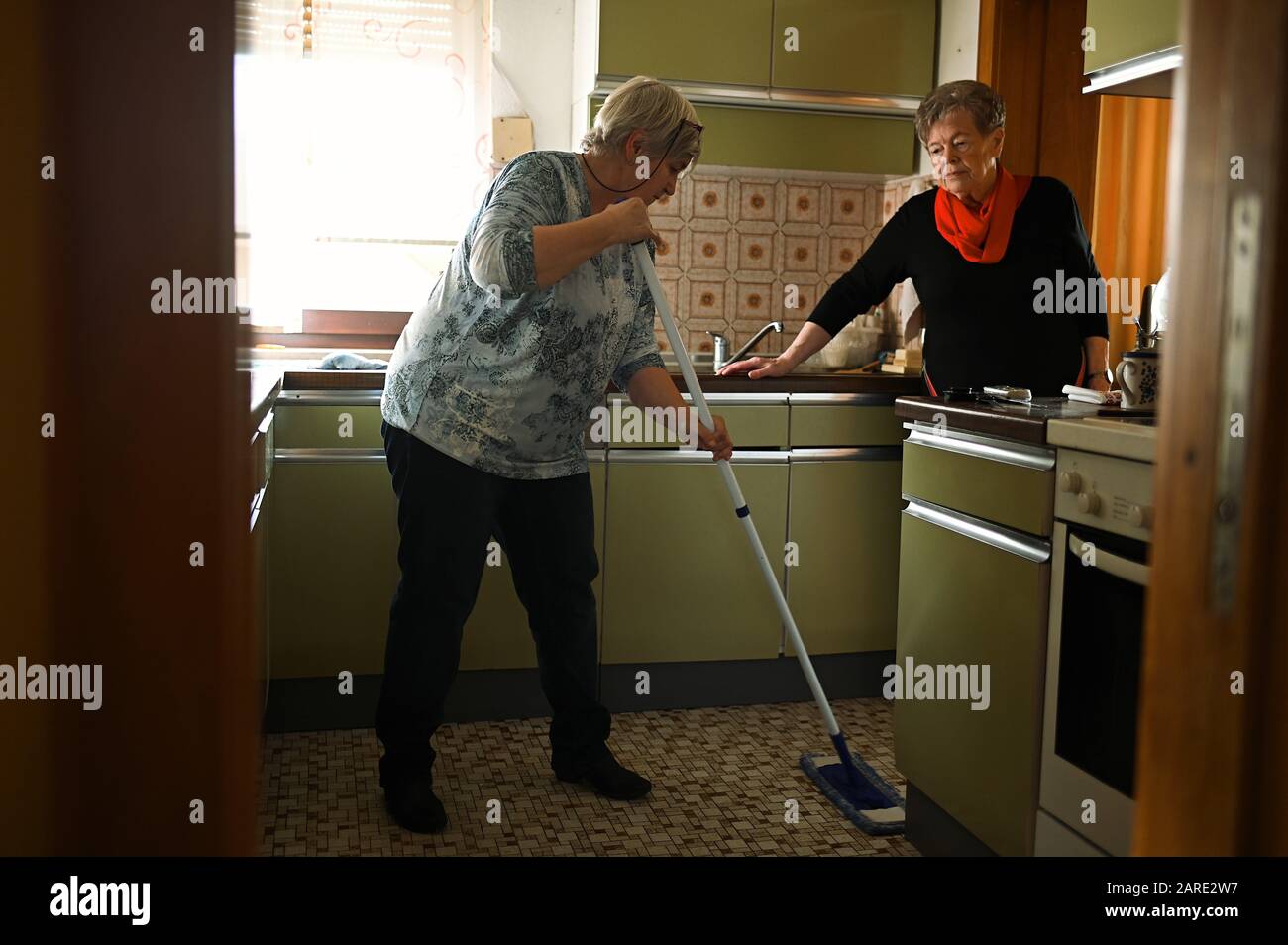 Burggrub, Deutschland. Okt. 2019. Birgit Bechler (L) hilft der 85-jährigen Frau Fug bei der Hausarbeit. Credit: Nicolas Armer / dpa / Alamy Live News Stockfoto