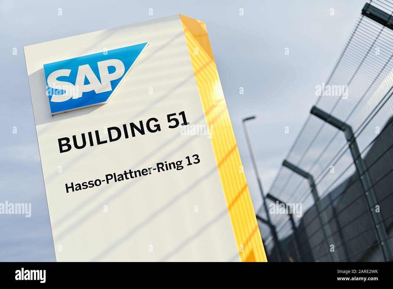 Walldorf, Deutschland. Januar 2020. Vor dem Rechenzentrum steht eine Plakette mit dem Firmenlogo des Softwareunternehmens SAP. Am Dienstag (28. Januar) wird die SAP ihre Finanzzahlen für das vergangene Jahr bekannt geben. Credit: Uwe Anspach / dpa / Alamy Live News Stockfoto