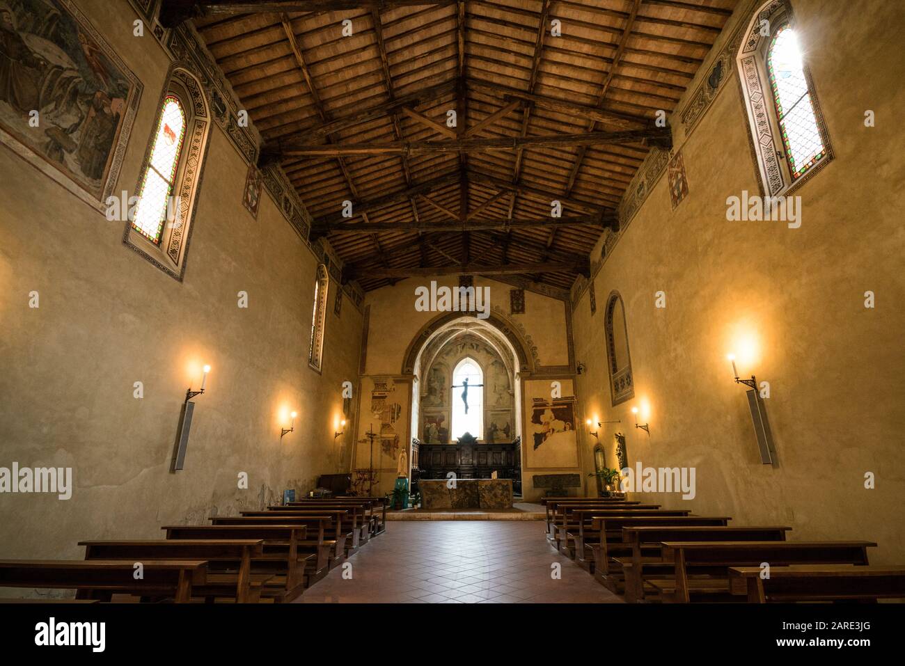 Pienza, Italien: Das Innere von Pieve di Corsignano, einer dunklen mittelalterlichen Romanseekkirche aus dem 7. Jahrhundert am Stadtrand Stockfoto