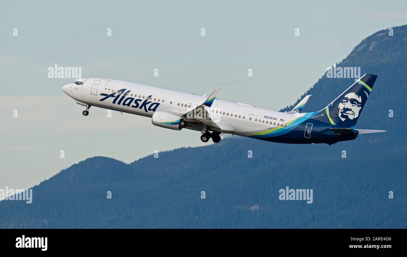 Alaska Airlines-Flugzeug Boeing 737-900er (737-990er) eingangiger zweimotoriger Schmalkörper-Düsenflieger, der nach dem Start in die Luft getragen wird Stockfoto