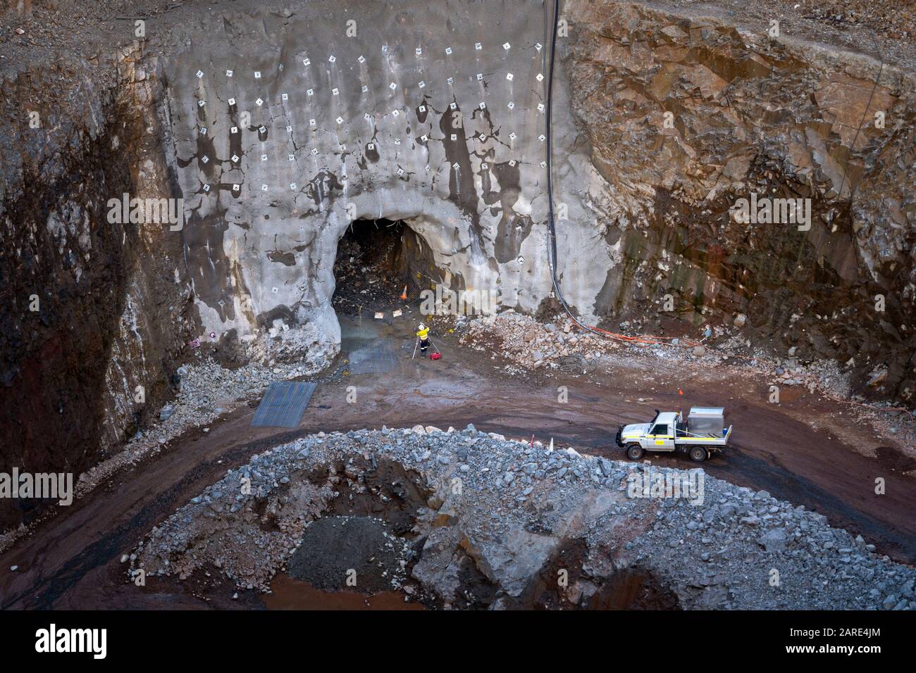 Unterirdisches Portal im Boden der Goldmine im offenen Schacht, Western Australia Stockfoto