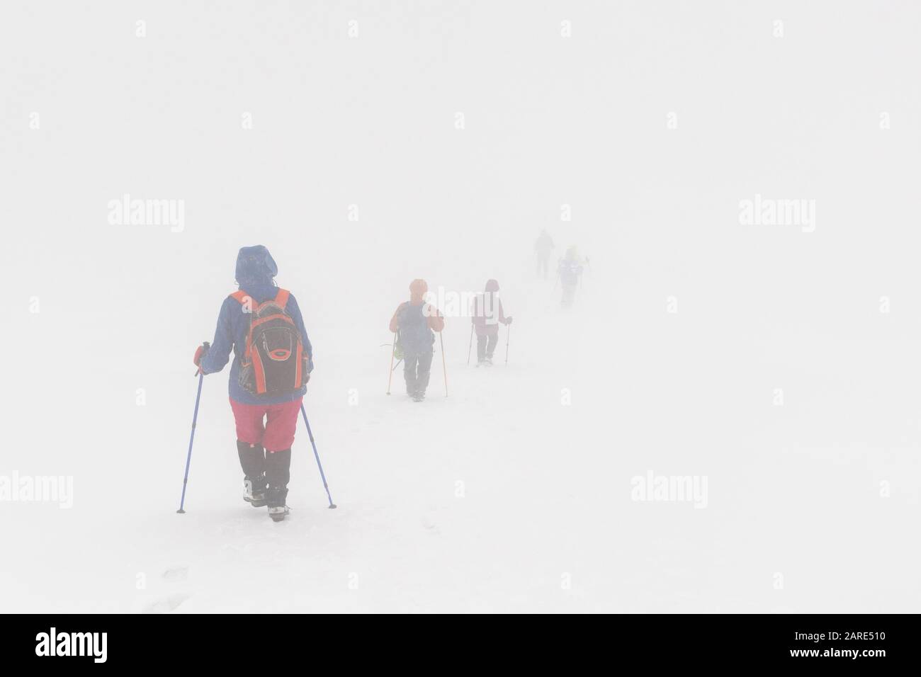 Wandern bei schlechtem Wetter mit gefährlichem Nebel und Schneefall Stockfoto