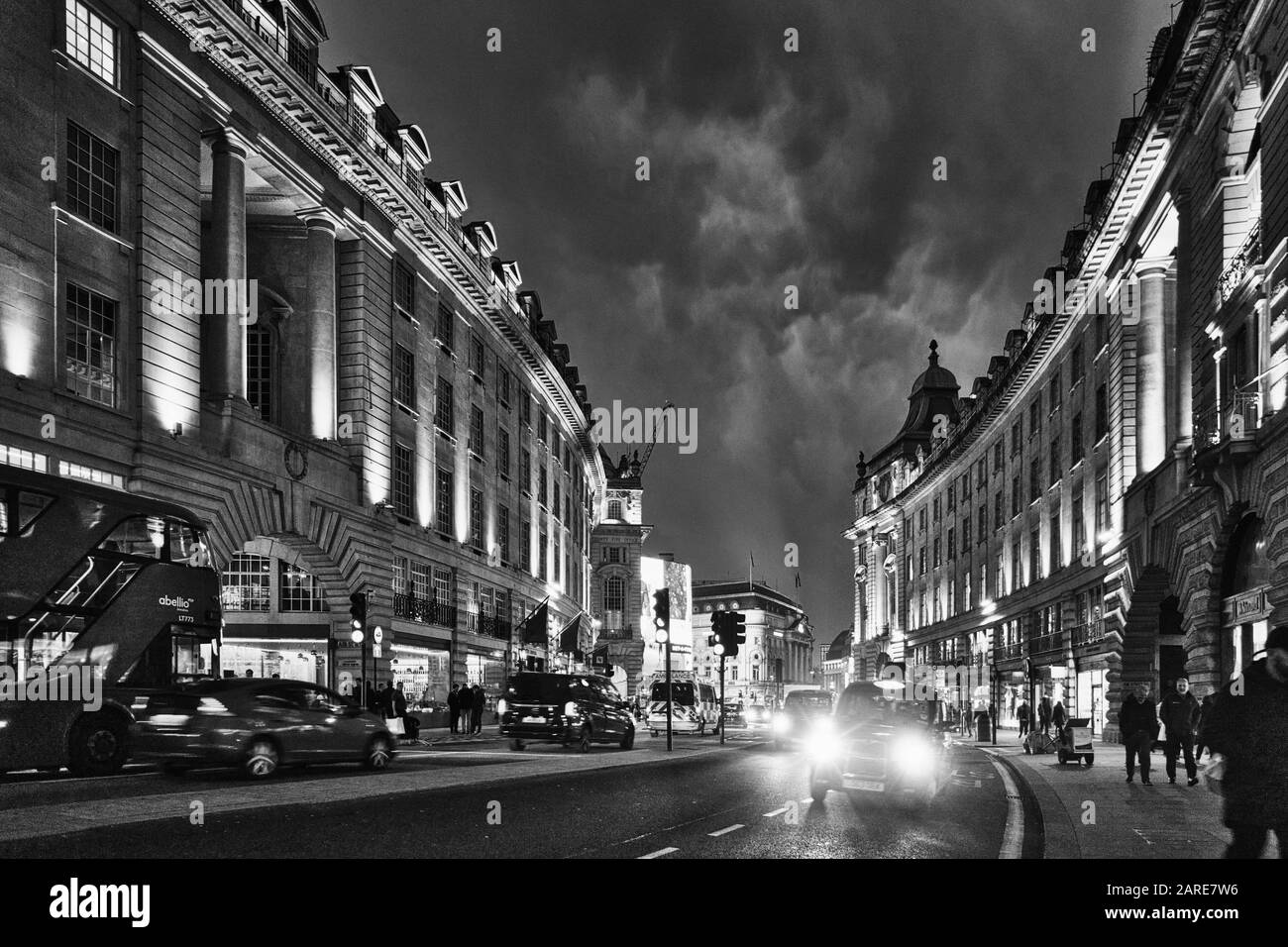 London, GROSSBRITANNIEN - 11. April 2019: Ein Graustufenschuss von Menschen, die in der historischen Stadt London in der Abendzeit spazieren Stockfoto