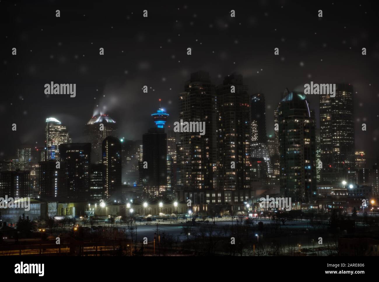 Die Stadt Calgary unter der Decke einer sehr kalten Winternacht, Calgary, Alberta, Kanada Stockfoto