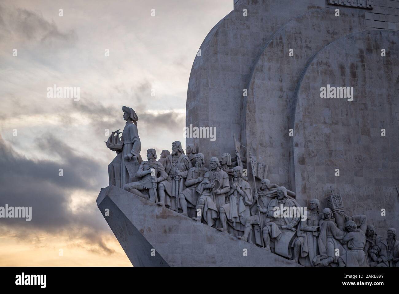 Statuen des Denkmals der Entdeckungen unter einem wolkigen Himmel Während des Sonnenuntergangs in Portugal Stockfoto
