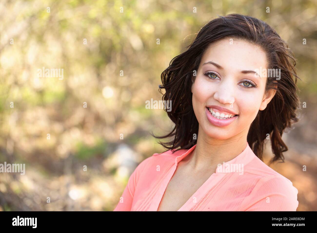 Fröhliche Mixed-Race-Frau lächelnd. Stockfoto