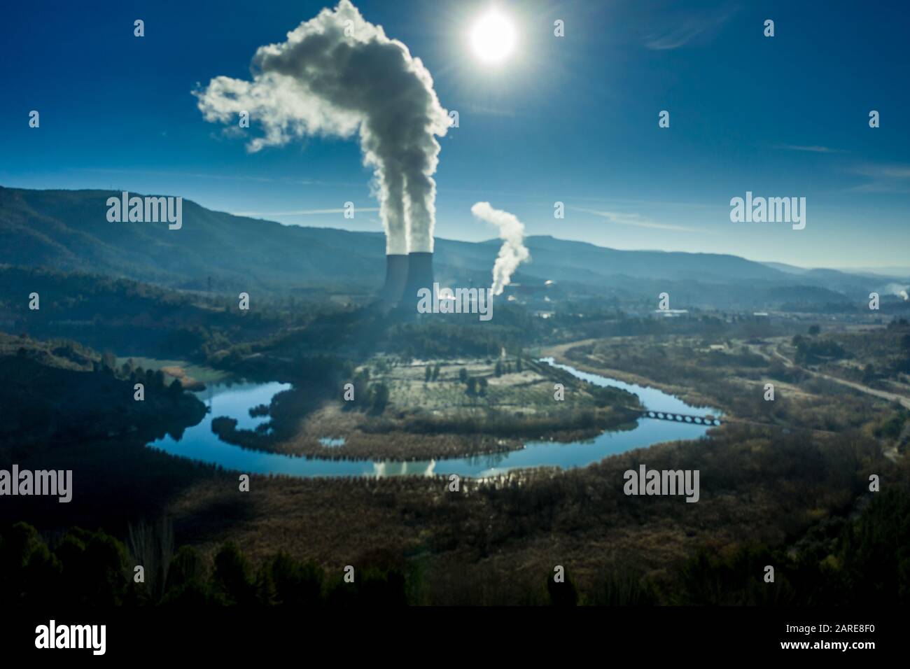 Luftaufnahme eines spanischen Kernkraftwerks, das von einem Fluss umgeben ist, der die Luft in der Nähe von Cofrentes und Jalance Spanien verschmutzt Stockfoto