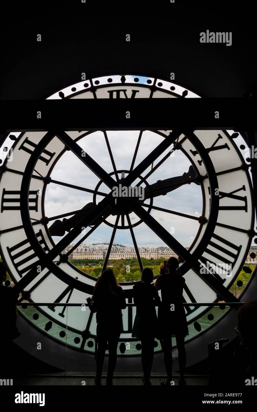 Die Uhr im Musee d'Orsay bietet Besuchern einen Blick auf Paris, Frankreich. Stockfoto