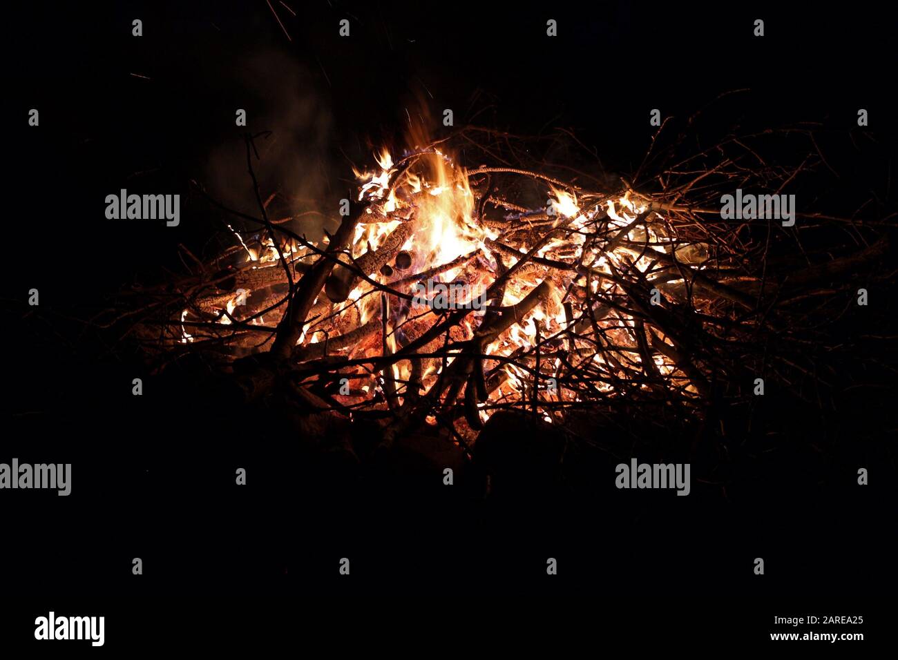 Schöne Aufnahme von Lagerfeuer auf einem Campingplatz mit einem Pitch-Black Hintergrund Stockfoto