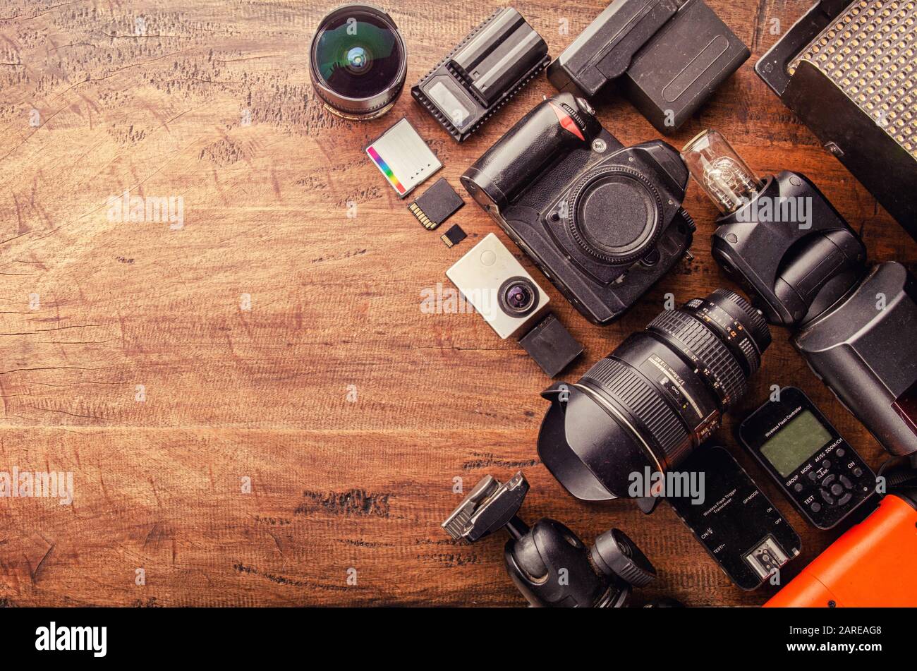 Fotoausrüstung Digitalkamera, Blitzlicht, Blitzauslöser, LED, Speicherkarte  CF SD MicroSD, Objektive, Stativ, Akku für Hobby Reisefotografie cr  Stockfotografie - Alamy