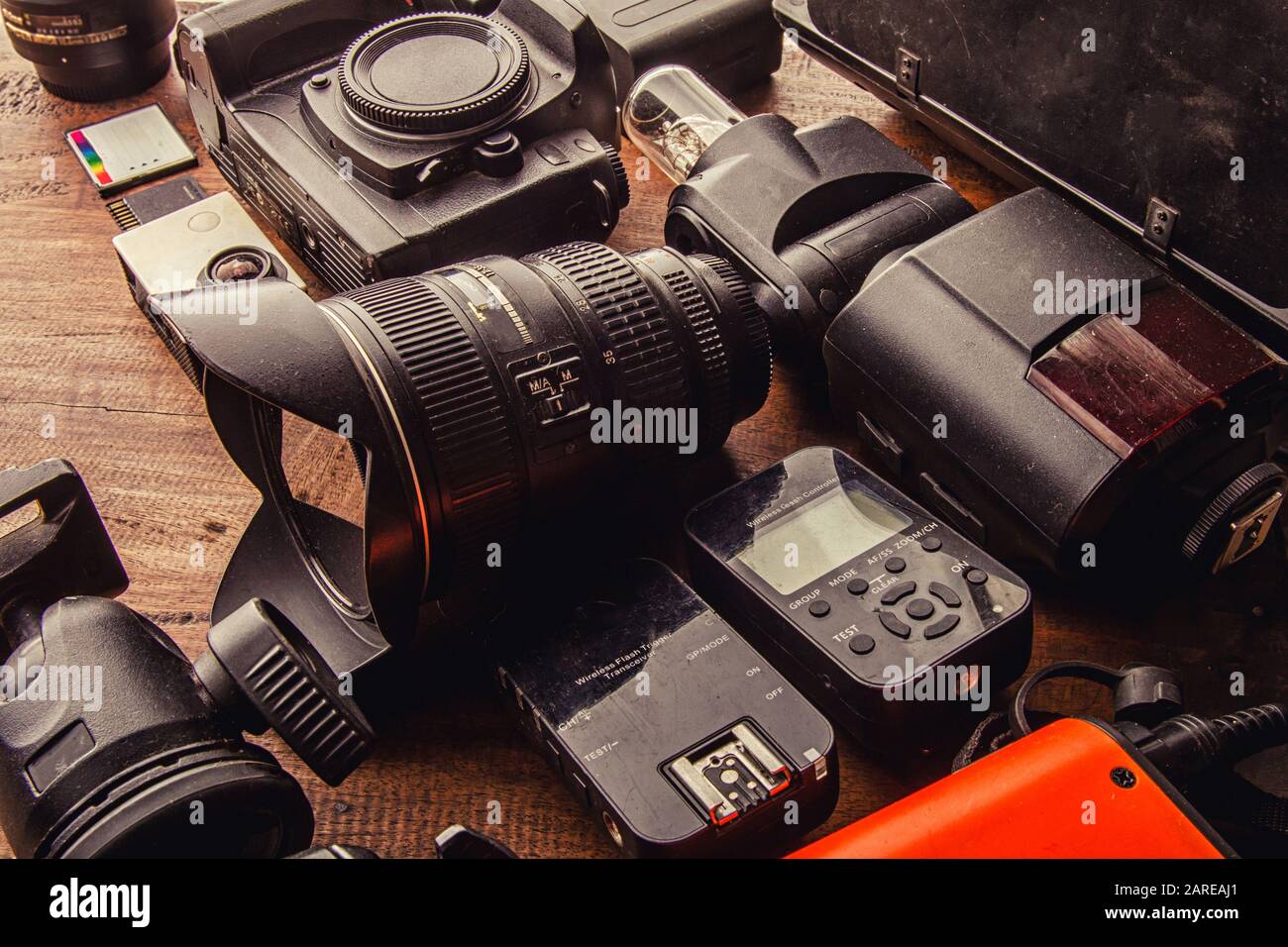Fotoausrüstung Digitalkamera, Blitzlicht, Blitzauslöser, LED, Speicherkarte CF SD MicroSD, Objektive, Stativ, Akku für Hobby Reisefotografie cr Stockfoto