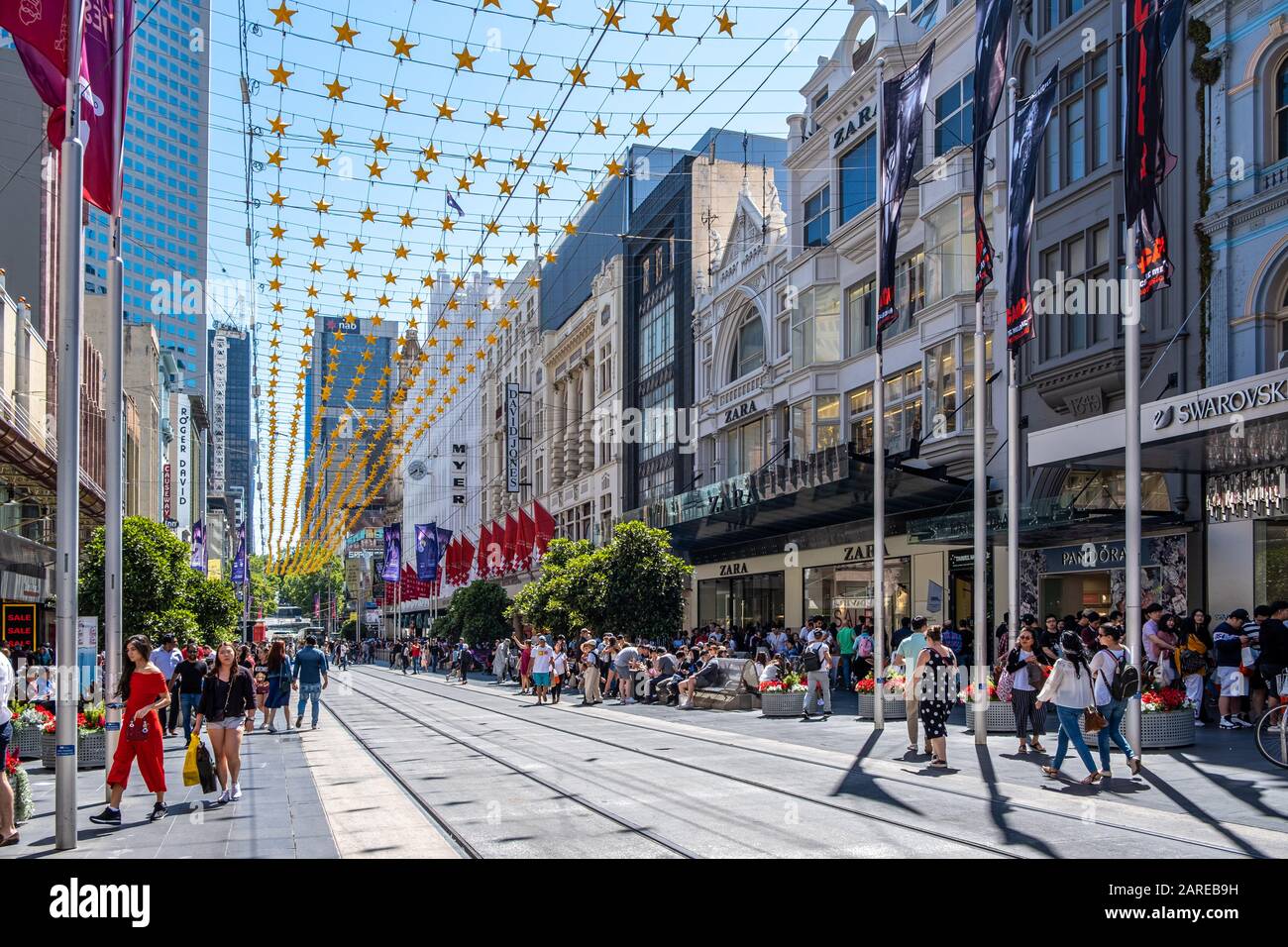 Melbourne, Australien - Ca. Dezember 2019: Überfüllte Bourke Street in Melbourne CBD zu Weihnachten dekoriert. Leute, die den sonnigen Tag draußen genießen. Stockfoto