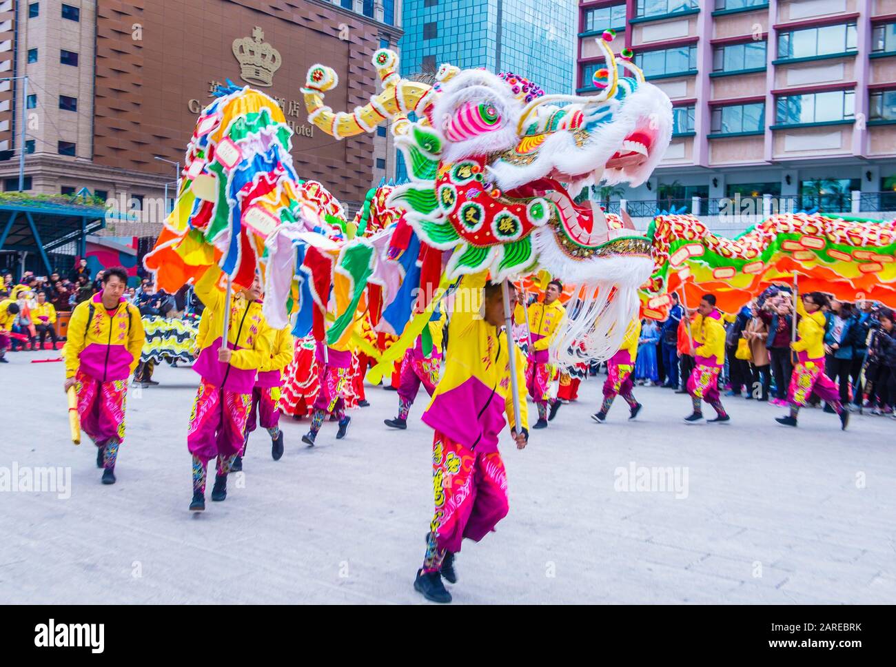 Tänzer führen einen Drachentanz während des Macau International Dragon and Lion Dance Day im Praca da Amizade in Macau auf Stockfoto