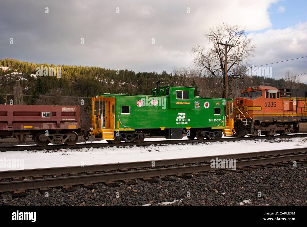 Eine Burlinton Northern BNSF Railroad caboose auf den Gleisen in der Stadt Troy, Montana. Burlington Northern and Santa Fe Railway wurde 1996 gegründet, WH Stockfoto
