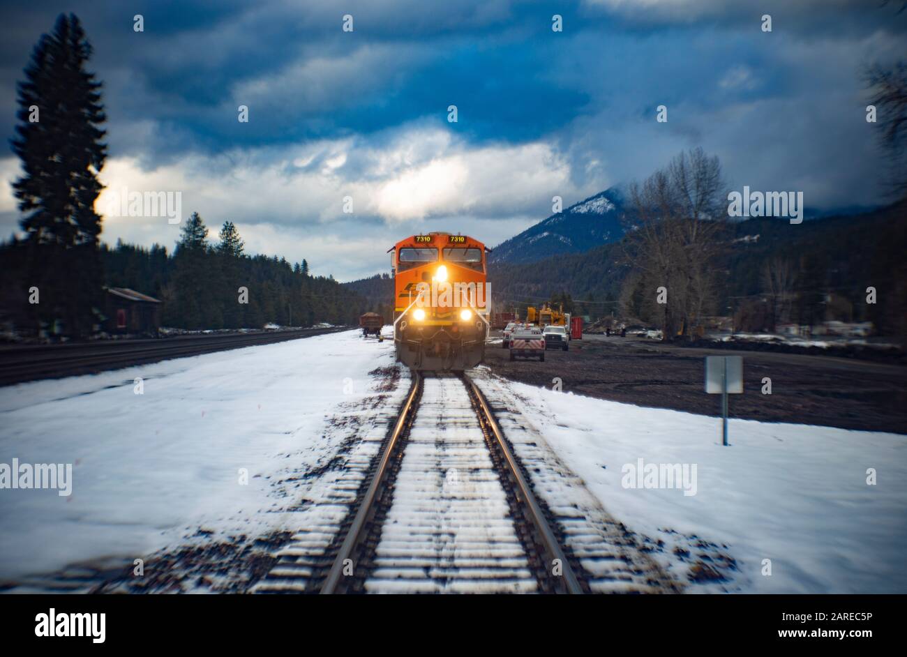 Eine BNSF-Lok, die die Gleise in der Stadt Troy, Montana, herunterkommt. Stockfoto