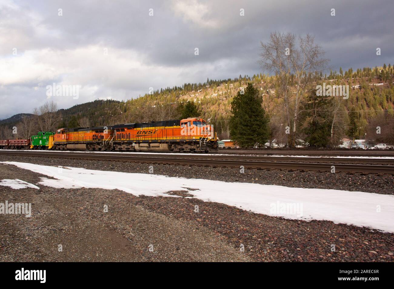 Eine BNSF-Lok, die die Gleise in der Stadt Troy, Montana, herunterkommt. Burlington Northern and Santa Fe Railway entstand 1996, als die Burlingto Stockfoto