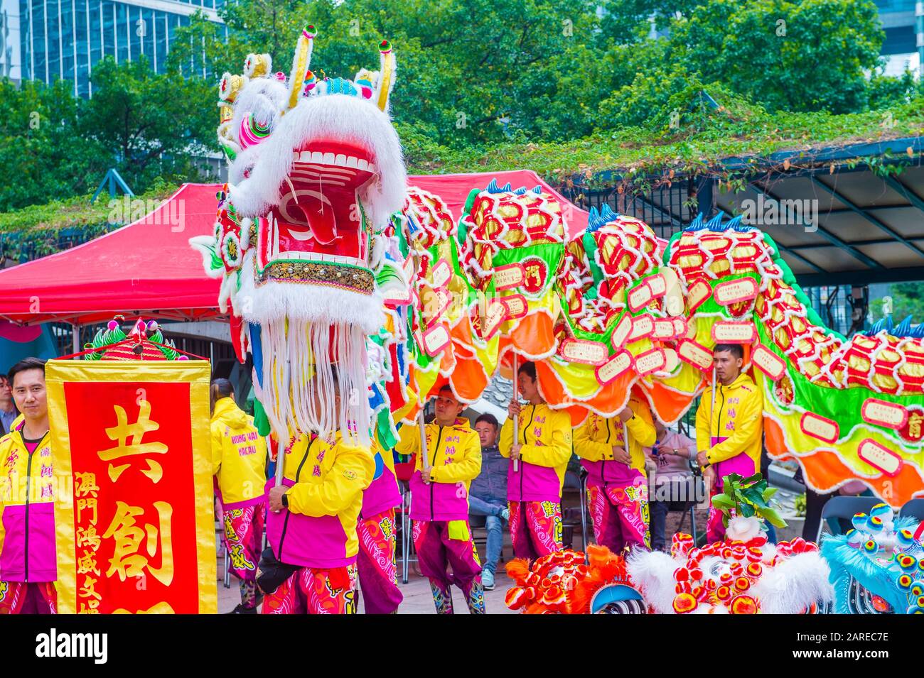 Tänzer warten auf eine Vorstellung während des Macau International Dragon and Lion Dance Day im Praca da Amizade in Macau Stockfoto