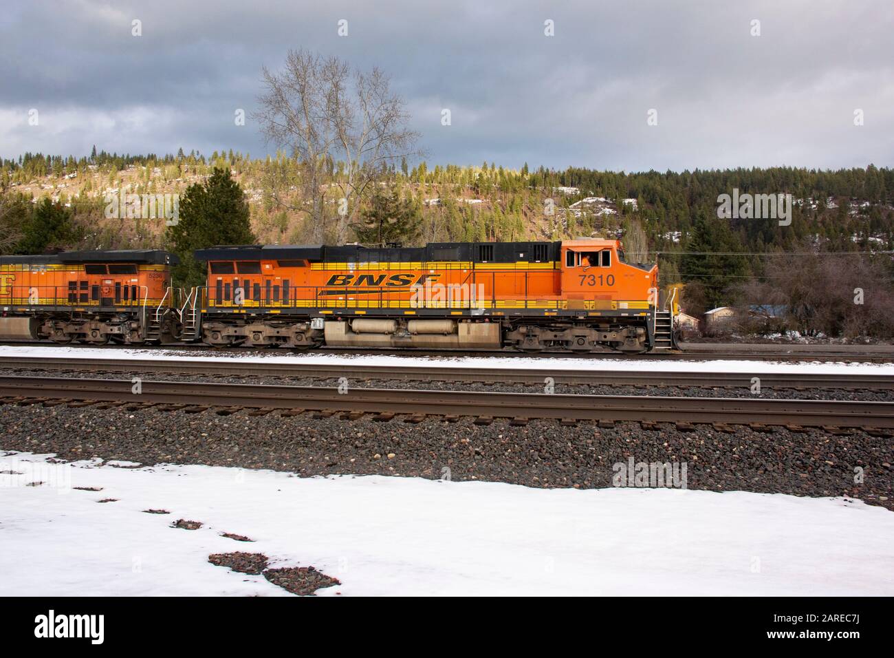 Eine BNSF-Lok, die die Gleise in der Stadt Troy, Montana, herunterkommt. Burlington Northern and Santa Fe Railway entstand 1996, als die Burlingto Stockfoto