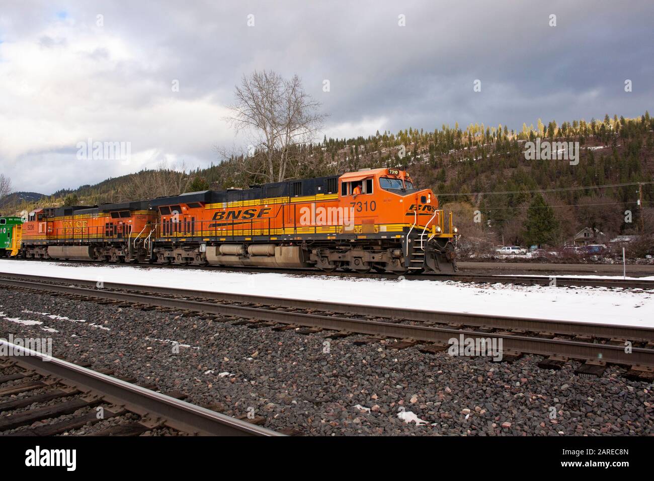 Eine BNSF-Lok, die die Gleise in der Stadt Troy, Montana, herunterkommt. Burlington Northern and Santa Fe Railway entstand 1996, als die Burlingto Stockfoto